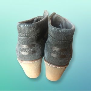 Tom’s suede booties in olive green size 7